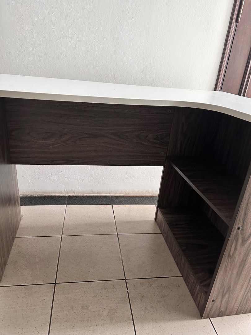 Computer table / office Table (Category: Tables & Sets) located in Singapore. Submitted by luckyredd (Listing ID 1216158032, Image 2). Description: .
