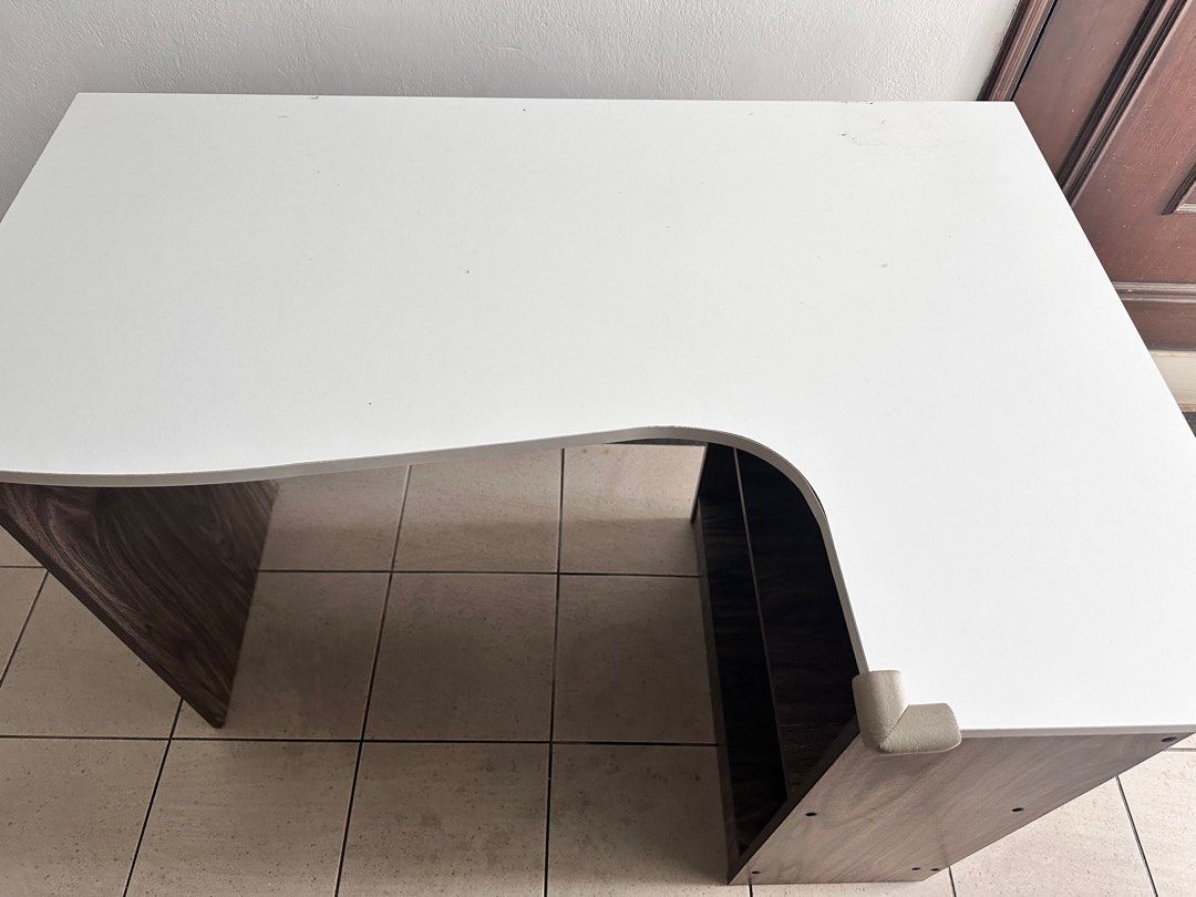 Computer table / office Table (Category: Tables & Sets) located in Singapore. Submitted by luckyredd (Listing ID 1216158032, Image 3). Description: .