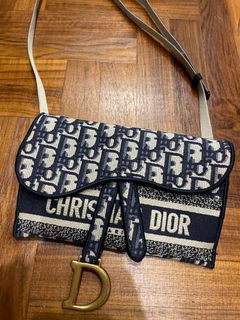 Dior x kaws belt bag discount