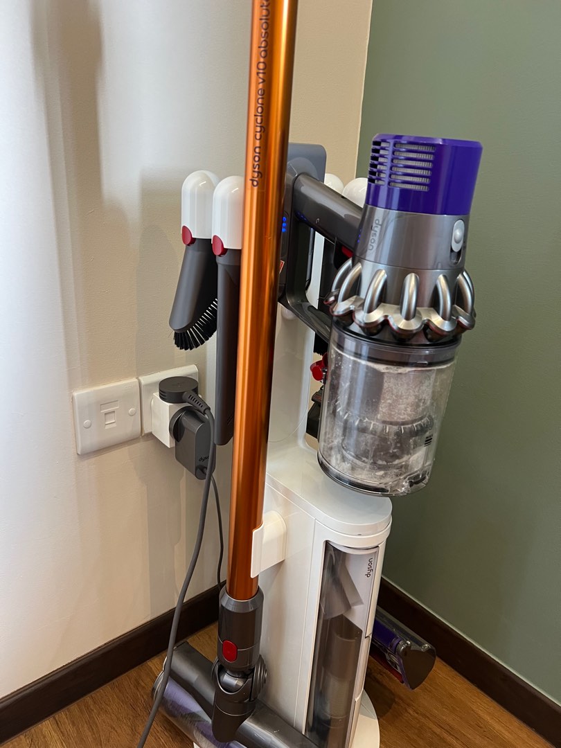 Dyson Vacuum Cleaner V10 Fluffy + DOK + ALL Accessories , TV & Home