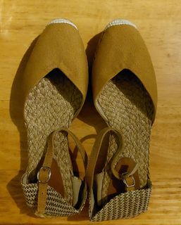 (Category: ) located in . Submitted by moanascloset (Listing ID 1216230697, Image 1). Description: .
