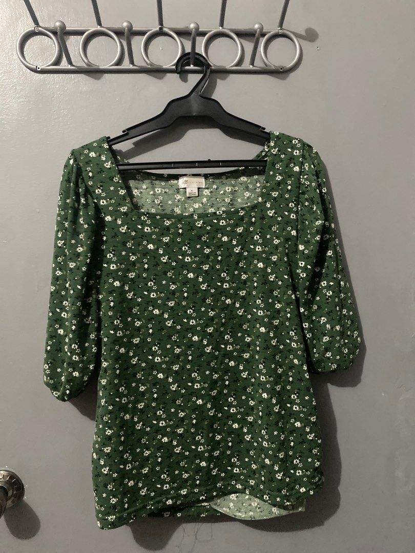 HTP Green Floral top office blouse (Category: Blouses) located in Marikina City. Submitted by myprelovedstuffph (Listing ID 1216155693, Image 1). Description: Floral top Color green XL on tag, fits Large shopee checkout + 5%.