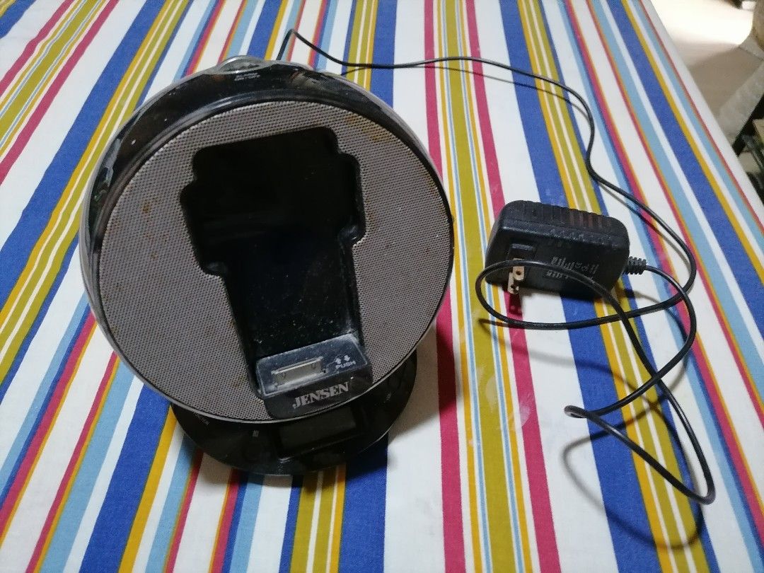 Ipod dock speakers (Category: Soundbars, Speakers & Amplifiers) located in Manila. Submitted by carlos.feliciano82 (Listing ID 1216060340, Image 2). Description: Used for Ipod docking speakers can charge and play your ipod de cluttering will give 3 months warranty.