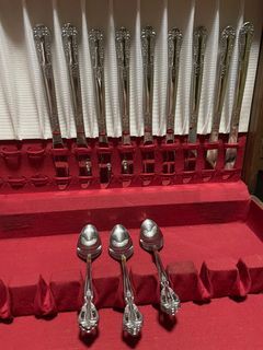 Loose knife and teaspoons