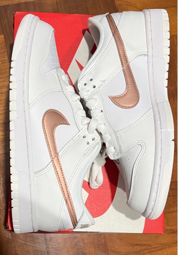 White nike with sale rose gold swoosh