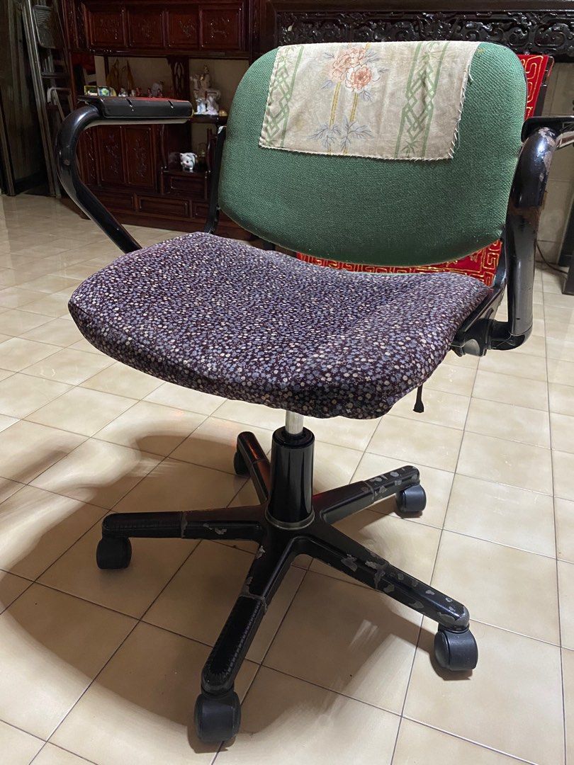 Office chair with 2025 rollers