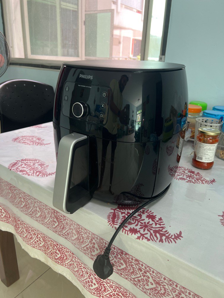 Philips Air Fryer in very good condition, TV & Home Appliances, Kitchen