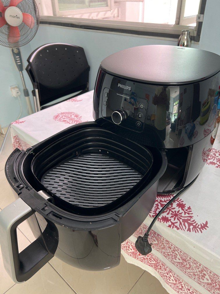 Philips Air Fryer in very good condition, TV & Home Appliances, Kitchen