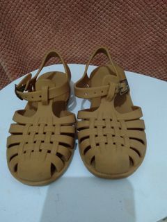 Sepatu karet coklat