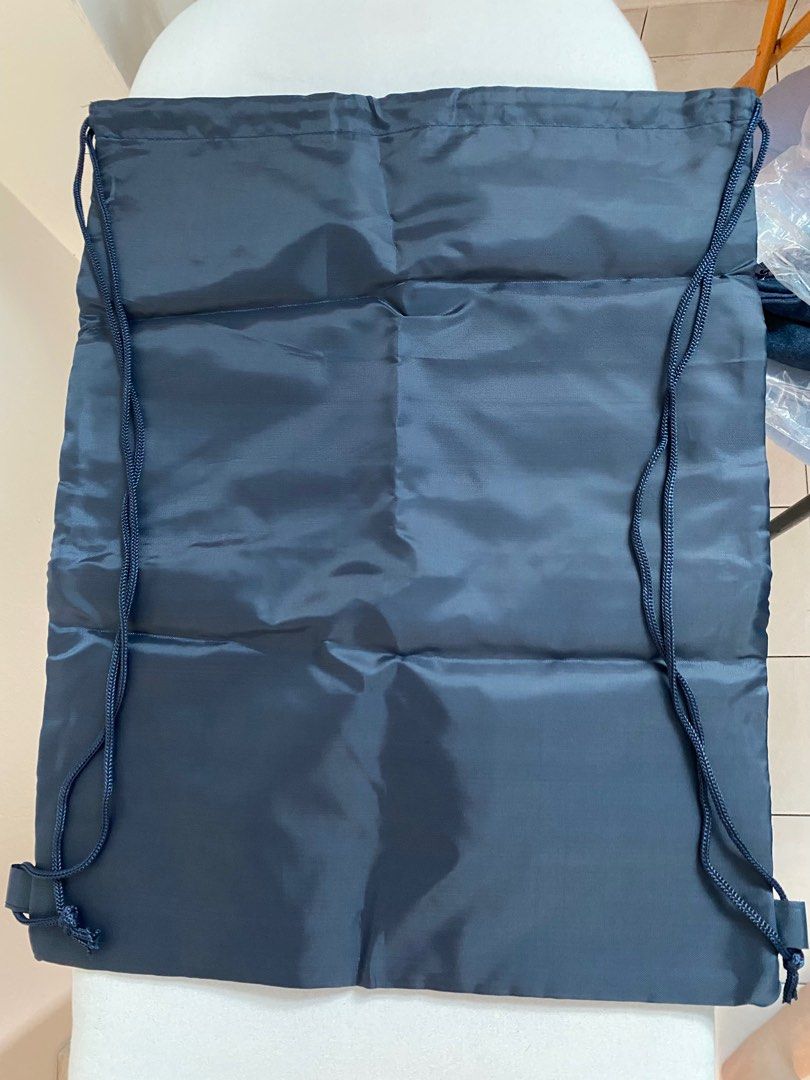 SMU Computing Drawstring Bag (Category: Tote Bags) located in Singapore. Submitted by h3m123 (Listing ID 1216196800, Image 2). Description: Front zipped pocket See picture 4 for size Normal postage +$1.80 2 for $12; 1 for $7.