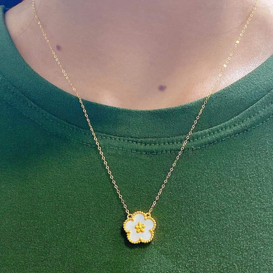 18k CLOVER NECKLACE, Women's Fashion, Jewelry & Organizers, Necklaces on  Carousell