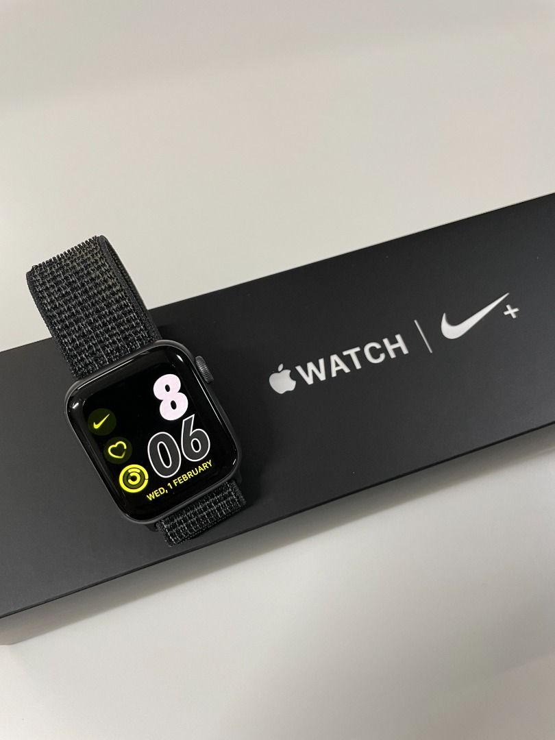 Apple Watch Nike Series 4 40mm with Black Nike Sport Loop GPS