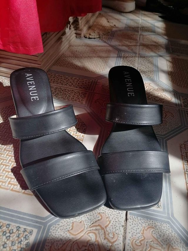 Avenue sandals store