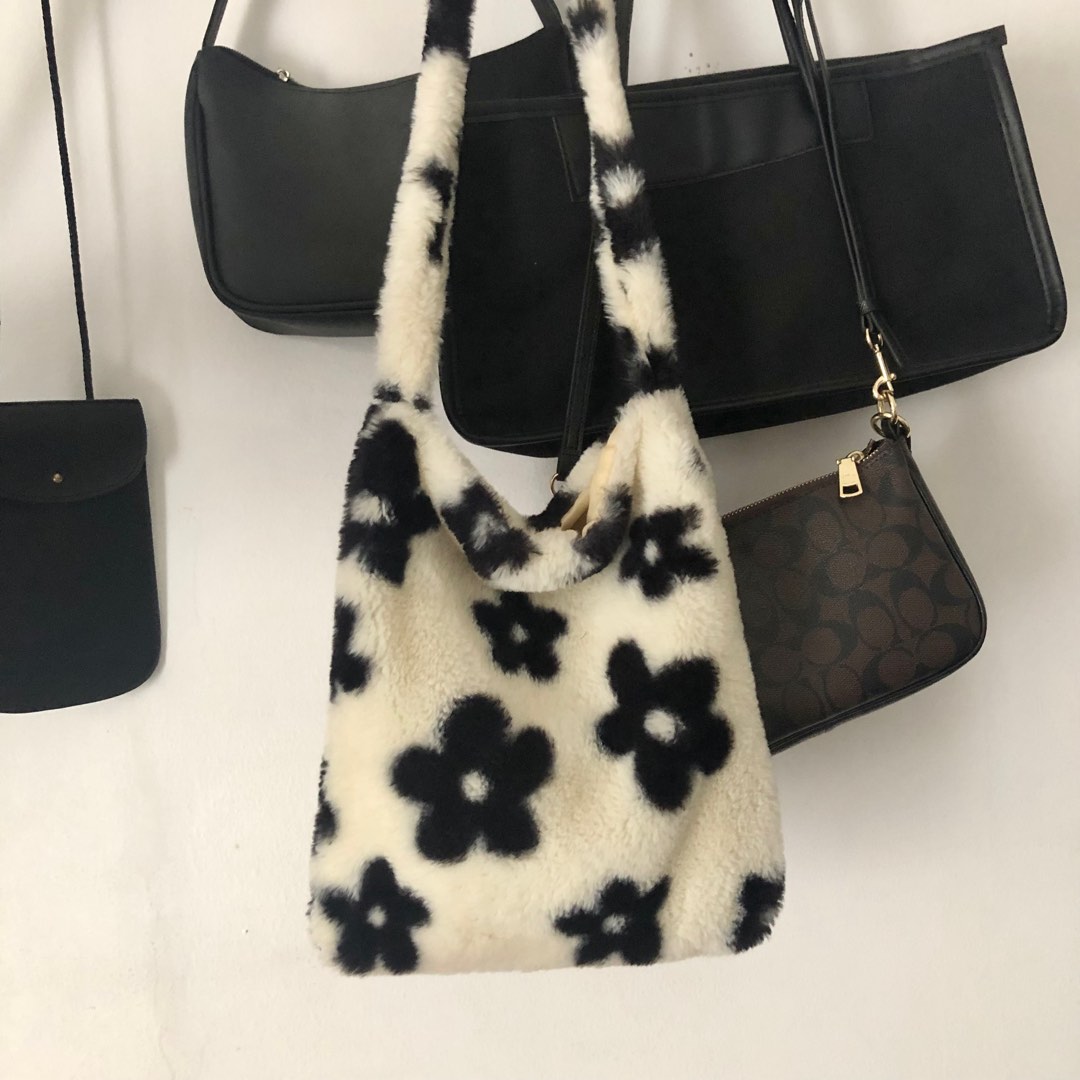 Fuzzy daisy bag store