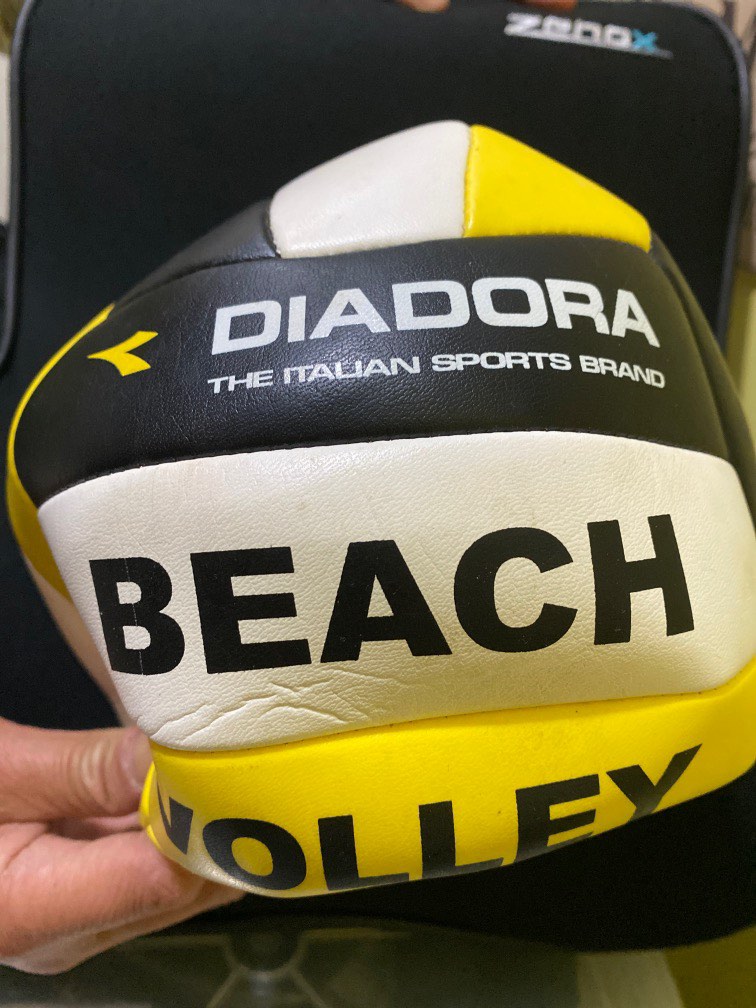 Diadora beach volleyball, 運動產品, 運動與體育, 運動與體育 球拍和球類運動 Carousell