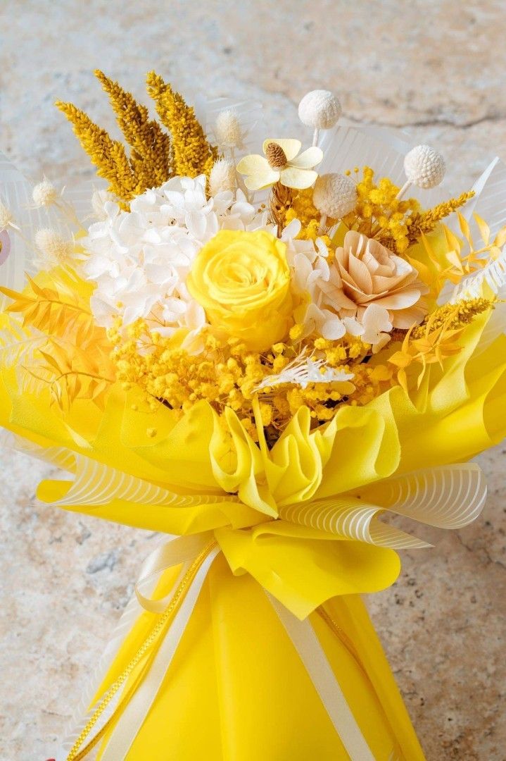 Dried flower bouquet delivery, Furniture & Home Living, Home Decor