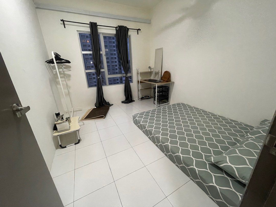 HAFSLO Queen Matress, Furniture & Home Living, Bedding & Towels on ...
