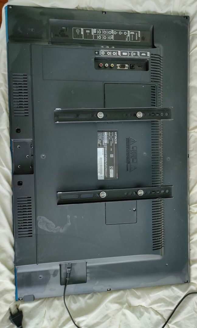 Hitachi 32" with wall mount bracket, TV & Home Appliances, TV