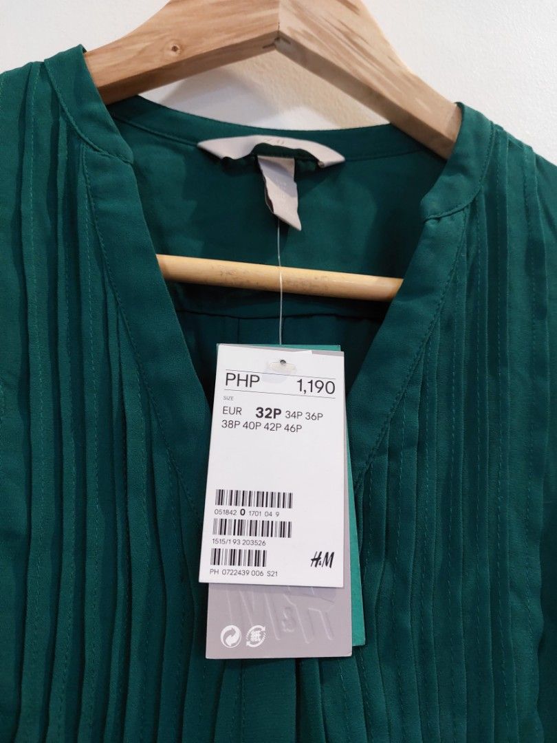 H&M - Green Top Size XS (Category: Blouses) located in Cainta. Submitted by ac_ya (Listing ID 1212886072, Image 3). Description: H&M Green Blouse Brand: H&M Color: Beautiful Green shade with tinge of blue Size: XS *Note: Tags still attached BRAND NEW.
