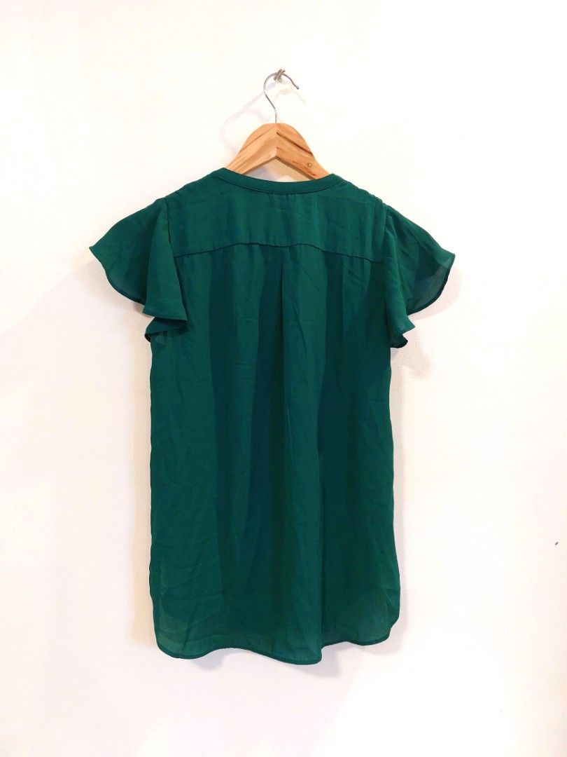 H&M - Green Top Size XS (Category: Blouses) located in Cainta. Submitted by ac_ya (Listing ID 1212886072, Image 2). Description: H&M Green Blouse Brand: H&M Color: Beautiful Green shade with tinge of blue Size: XS *Note: Tags still attached BRAND NEW.