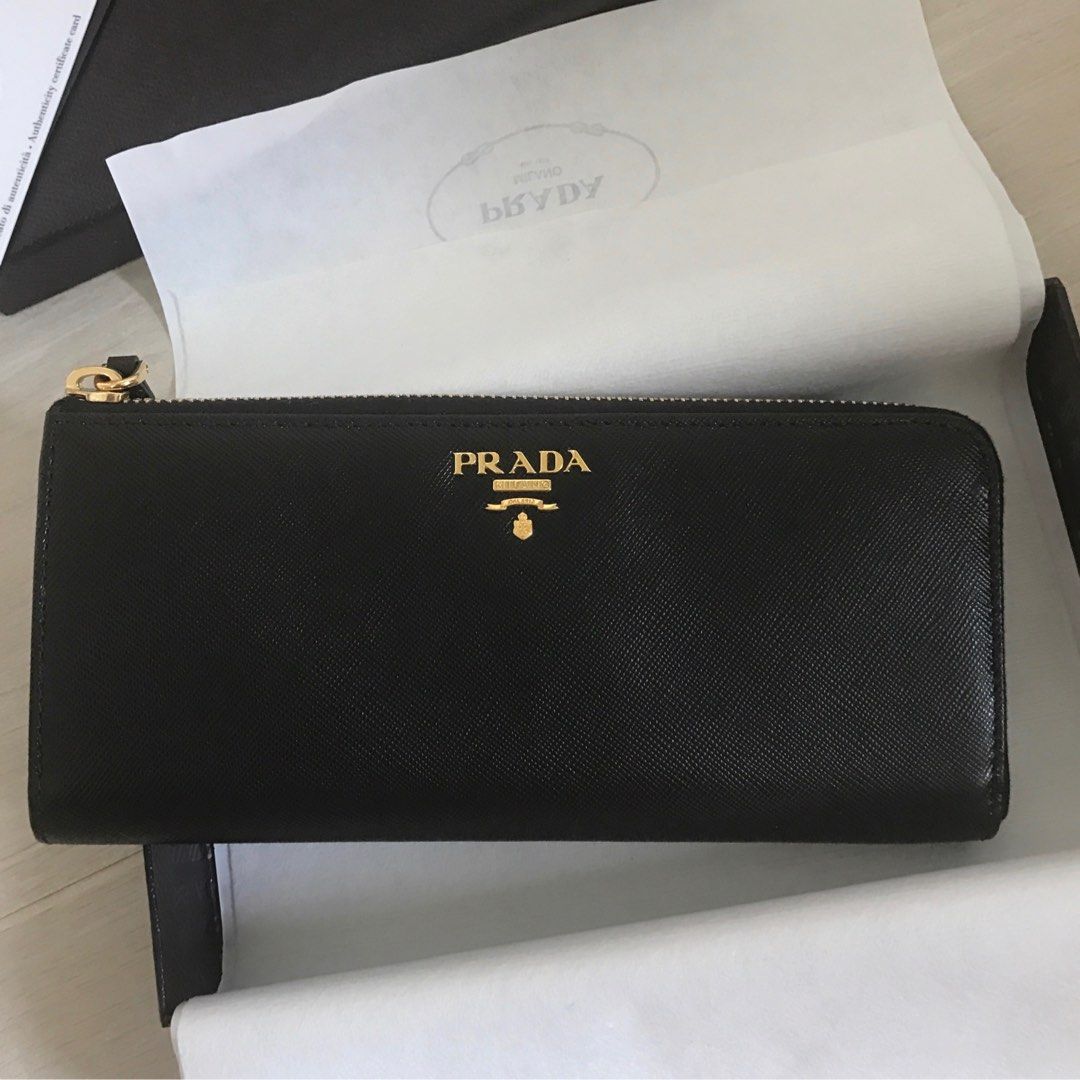 Prada （分類：手袋及銀包）位於 Hong Kong。 由 mayhermes320 提交（商品編號 1194310883，圖片 1）。簡介： Brand new。