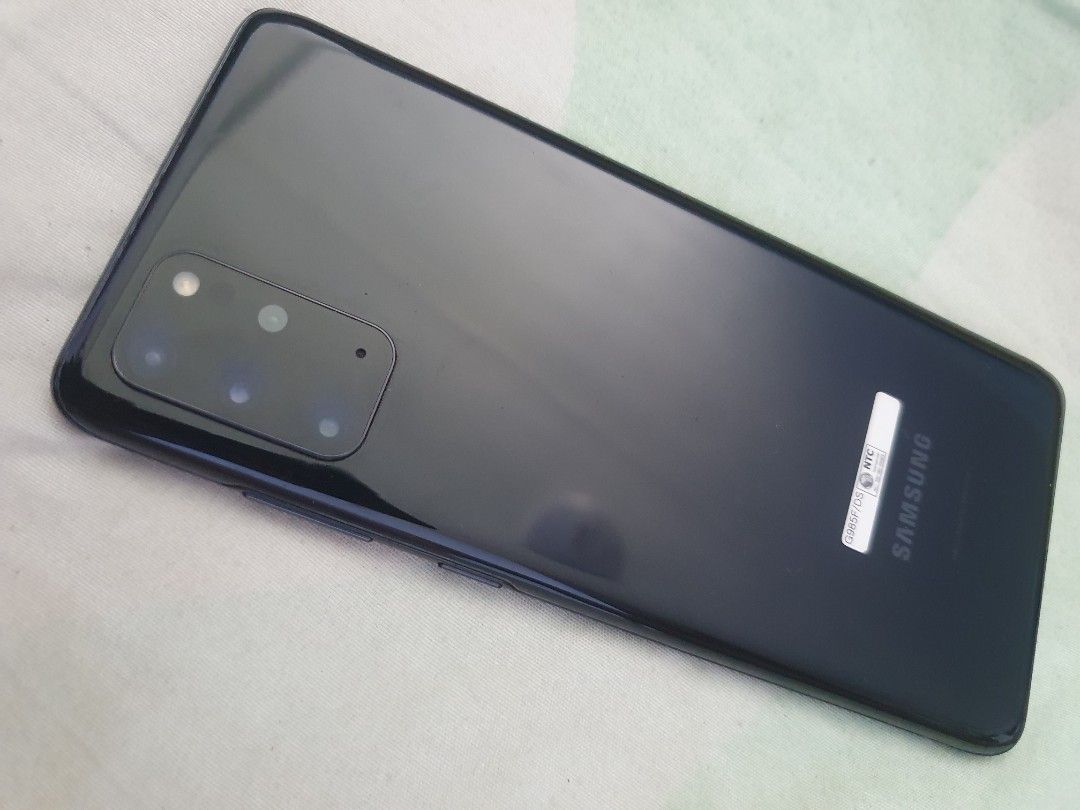 S20 plus 8/128gb (Category: Samsung) located in Manila. Submitted by ali_suson (Listing ID 1212988010, Image 2). Description: 95% smooth. nagagamit pa po ng maayos. no led burn. battery performance is still 9/10. issue: 5 lines lang sa screen as in yun lang pinaka issue, other than than wala ng iba pang issue..