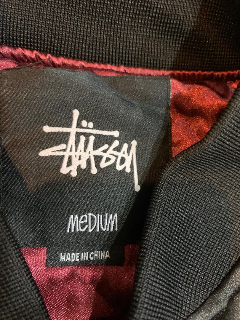 由 ill_mo (刊登 ID 1212967600，圖片 3) 提交，位於 台北市 (Taipei) 的 Stussy 緞面棒球外套 (類別：外套、夾克、大衣)，說明：數年前於台北直營店購入 全新僅試穿 吊牌已拆 附防塵袋 僅此一件M號。