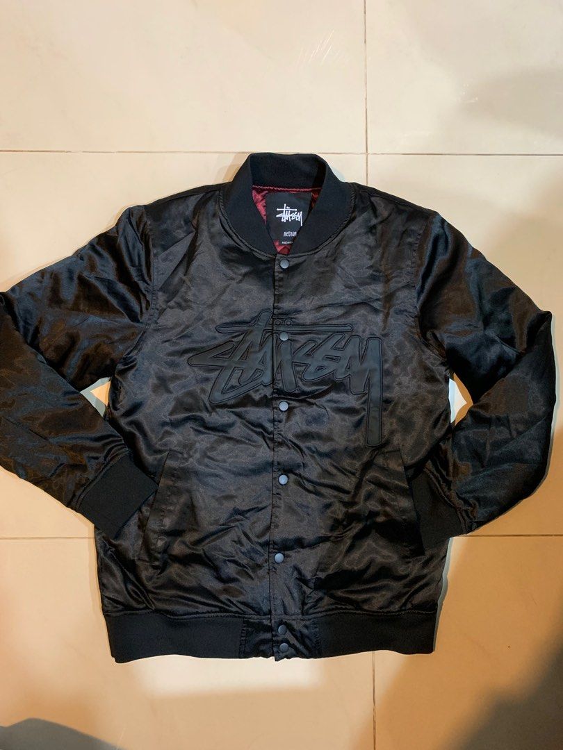 由 ill_mo (刊登 ID 1212967600，圖片 2) 提交，位於 台北市 (Taipei) 的 Stussy 緞面棒球外套 (類別：外套、夾克、大衣)，說明：數年前於台北直營店購入 全新僅試穿 吊牌已拆 附防塵袋 僅此一件M號。