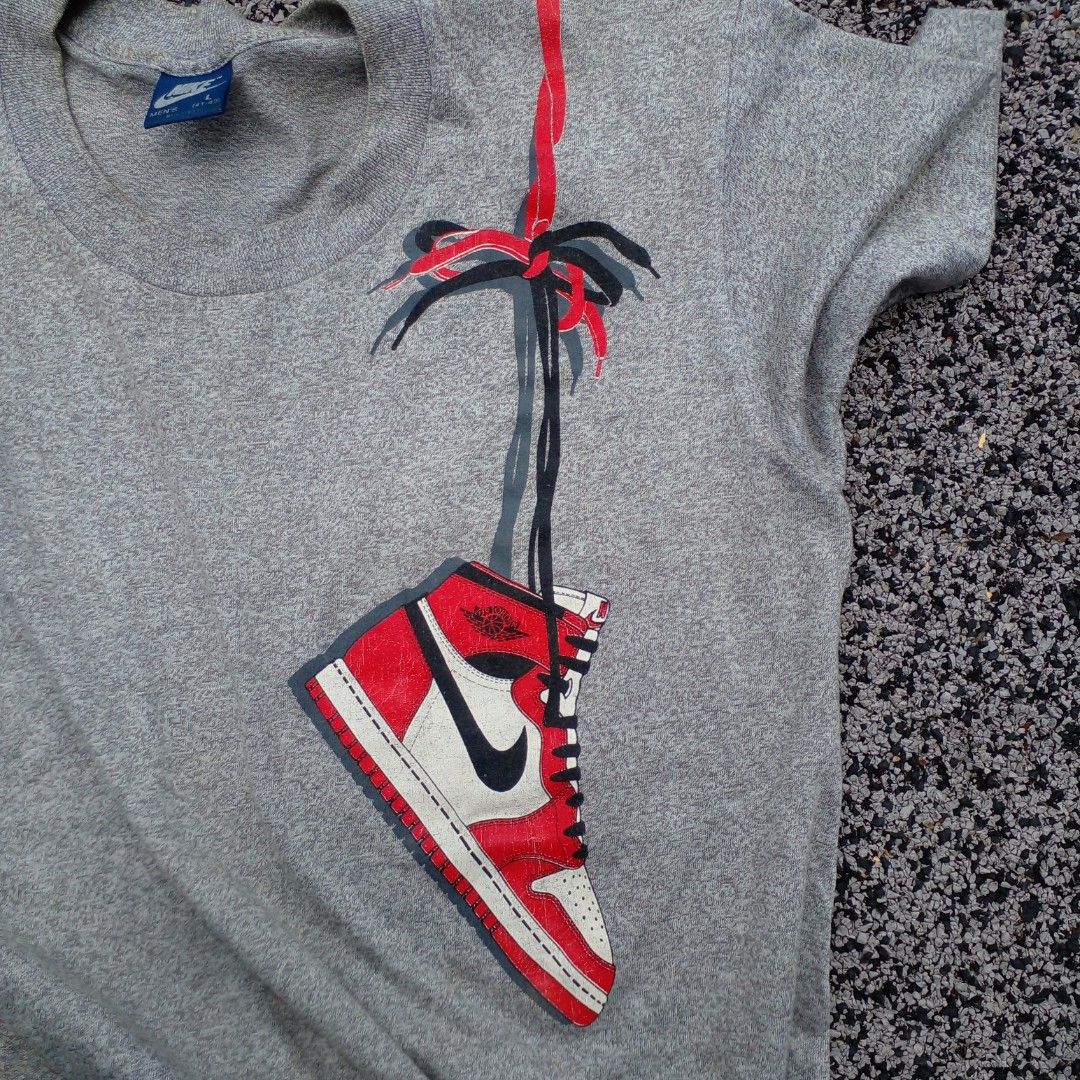 VINTAGE NIKE JORDAN HANGGING SHOES BLUETAG TSHIRT