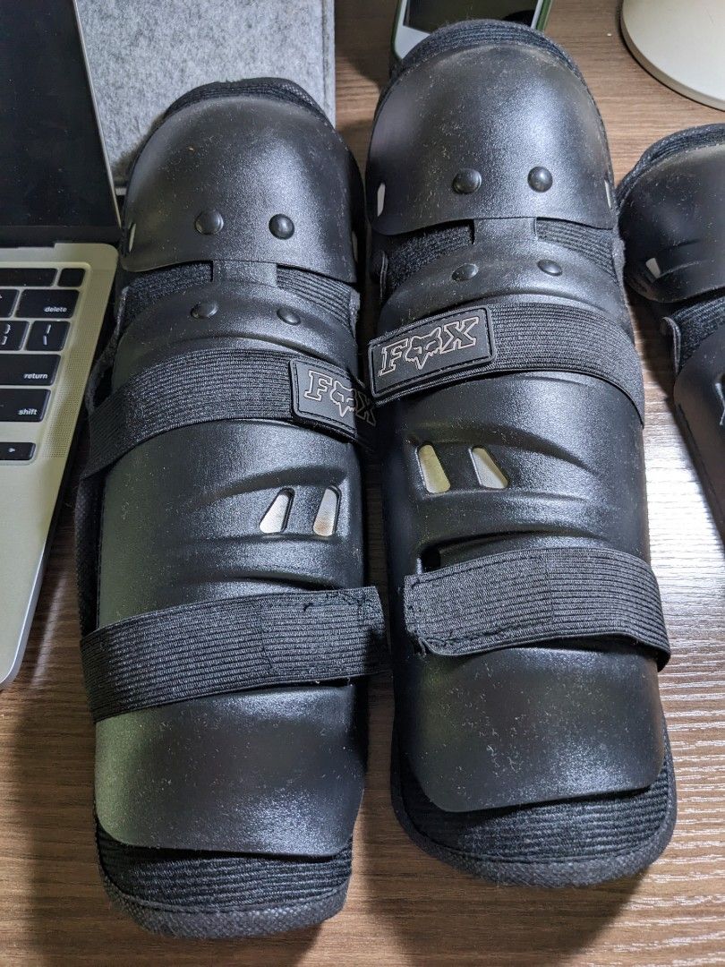 Elbow and knee pads (Category: Other Sports Equipment and Supplies) located in San Juan City. Submitted by usualmark (Listing ID 1216297957, Image 2). Description: pls check pic of the mowdel. she is 5.2 yall lady sold as bundle.