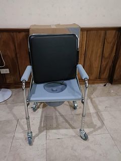 FOLDABLE COMMODE CHAIR