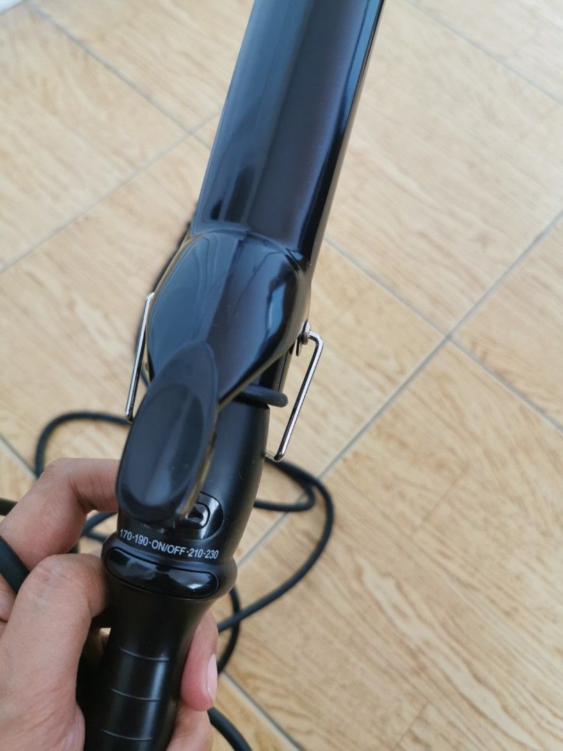 Gladking Hair Curler (Category: Hair) located in Mandaluyong City. Submitted by hermanamujer (Listing ID 1216321506, Image 2). Description: Twice ko lang nagamit and nagpashort hair na ako di ko na masyado magagamit rfs: decluttering.