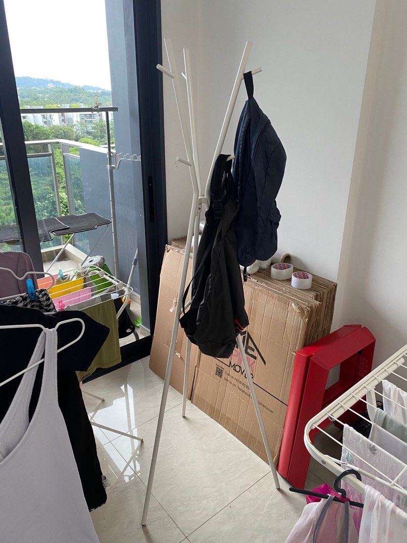 hat and bag stand