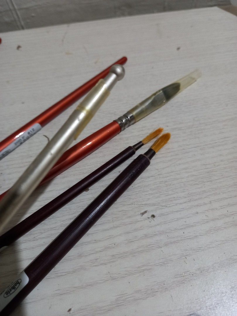 Holbein paint brushes on Carousell