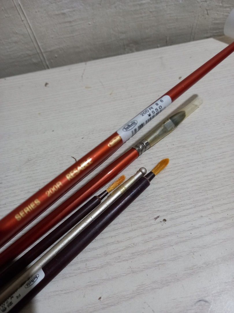 Holbein paint brushes on Carousell