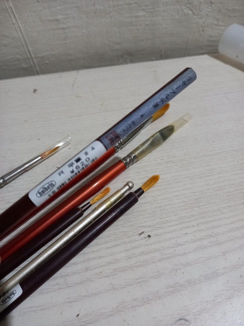 Holbein paint brushes on Carousell