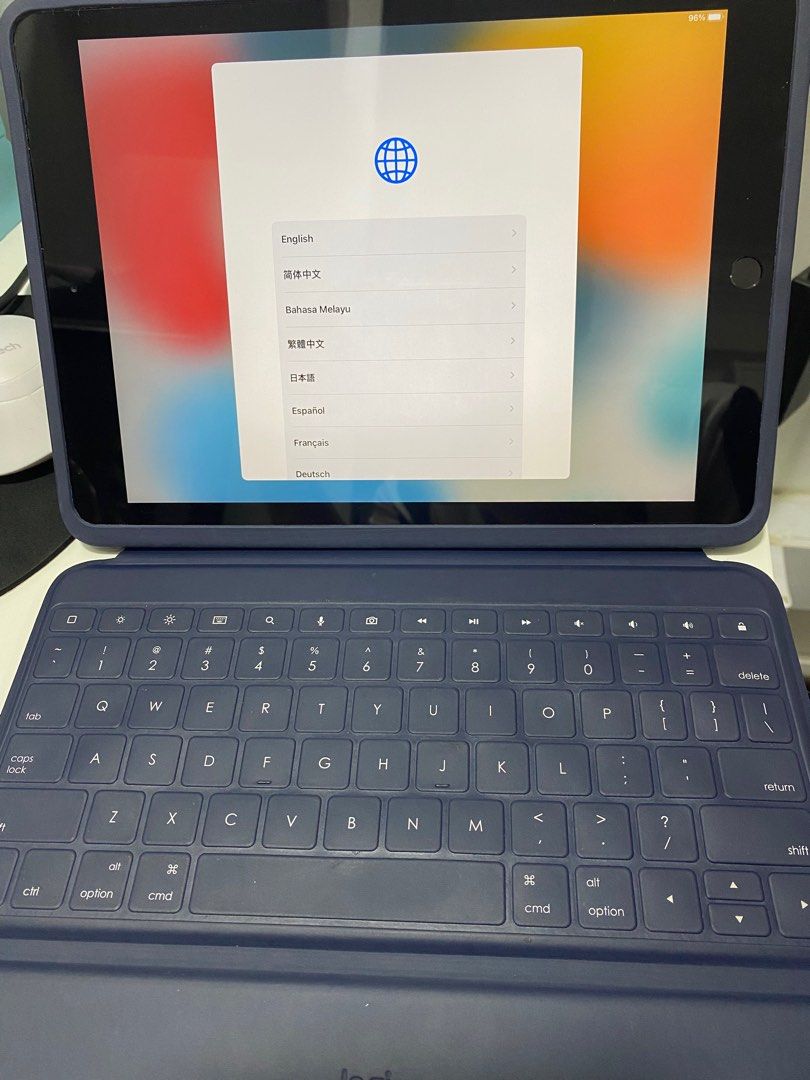 Ipad 8th generation 32gb (Wifi) with keyboard + apple pencil 