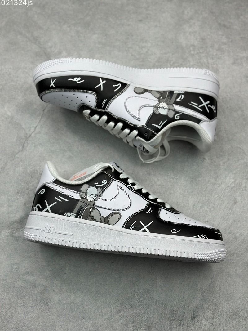 Kaws x Nike Air Force 1 Low'07 黑白小熊休閒板鞋36-45, 男裝, 鞋