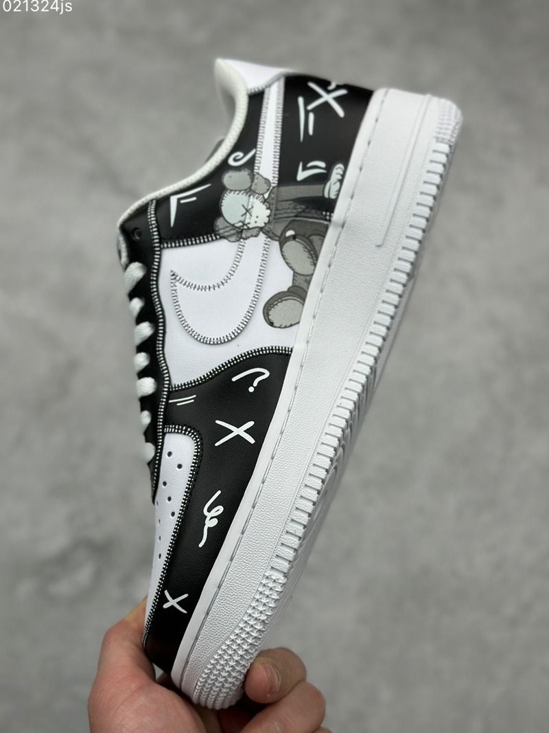 Kaws x Nike Air Force 1 Low'07 黑白小熊休閒板鞋36-45, 男裝, 鞋