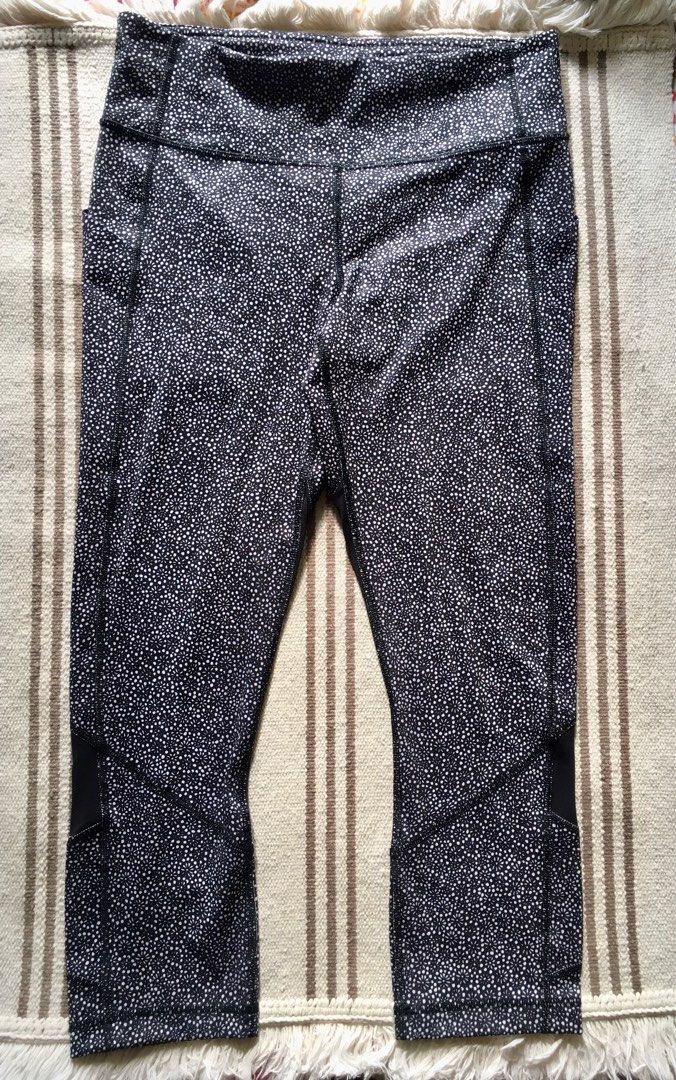 Lululemon leggings 6 (Category: Activewear) located in Muntinlupa City. Submitted by joisel (Listing ID 1216275919, Image 1). Description: Bought overseas at Lululemon shop. 5 pockets - 2 in front (photo 5), 1 outside (photo 6) & 2 at the side. Good for stashing cash. Keys need to be encased first to not scratch the fabric. Cool and light fabric, gentle on curves. Fits size 27-28, might be able to stretch it up to 29. Used for walking only, no ex