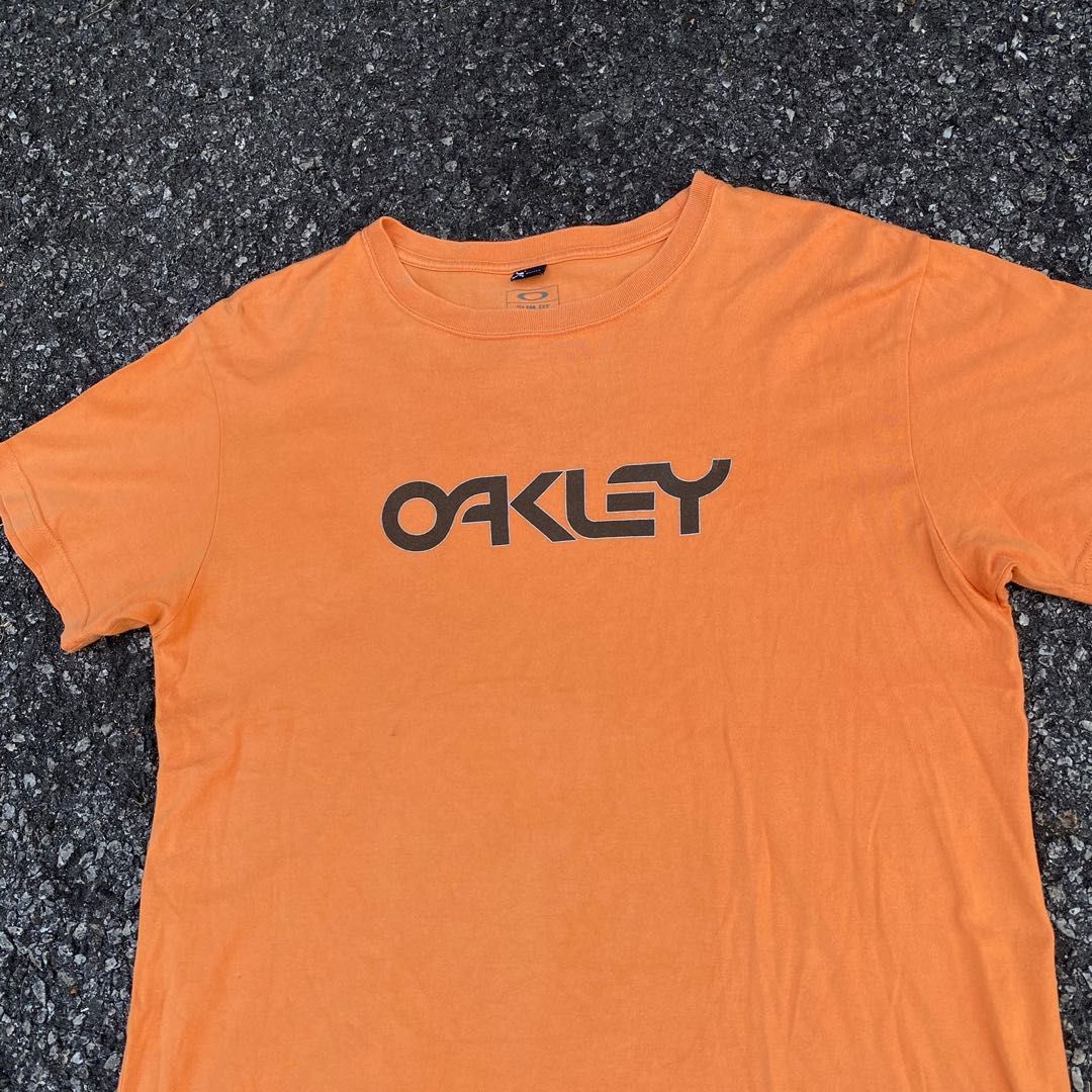 Oakley Logo Tshirt Vintage Surf Tee, Men's Fashion, Tops & Sets, Tshirts &  Polo Shirts on Carousell