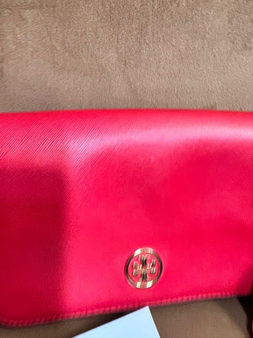 Preloved authentic tory burch sling bag (Category: Luxury Bags & Wallets) located in Malolos. Submitted by humanpink77 (Listing ID 1216334687, Image 3). Description: No major flaws Signs of used only.