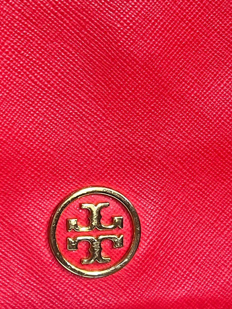 Preloved authentic tory burch sling bag (Category: Luxury Bags & Wallets) located in Malolos. Submitted by humanpink77 (Listing ID 1216334687, Image 2). Description: No major flaws Signs of used only.
