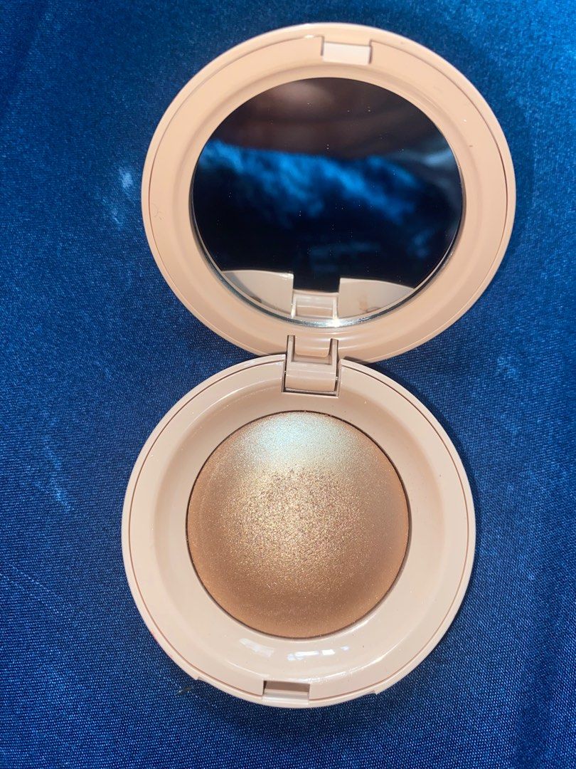 Rare Beauty Positive Light Silky Touch Powder Highlighter in FLAUNT