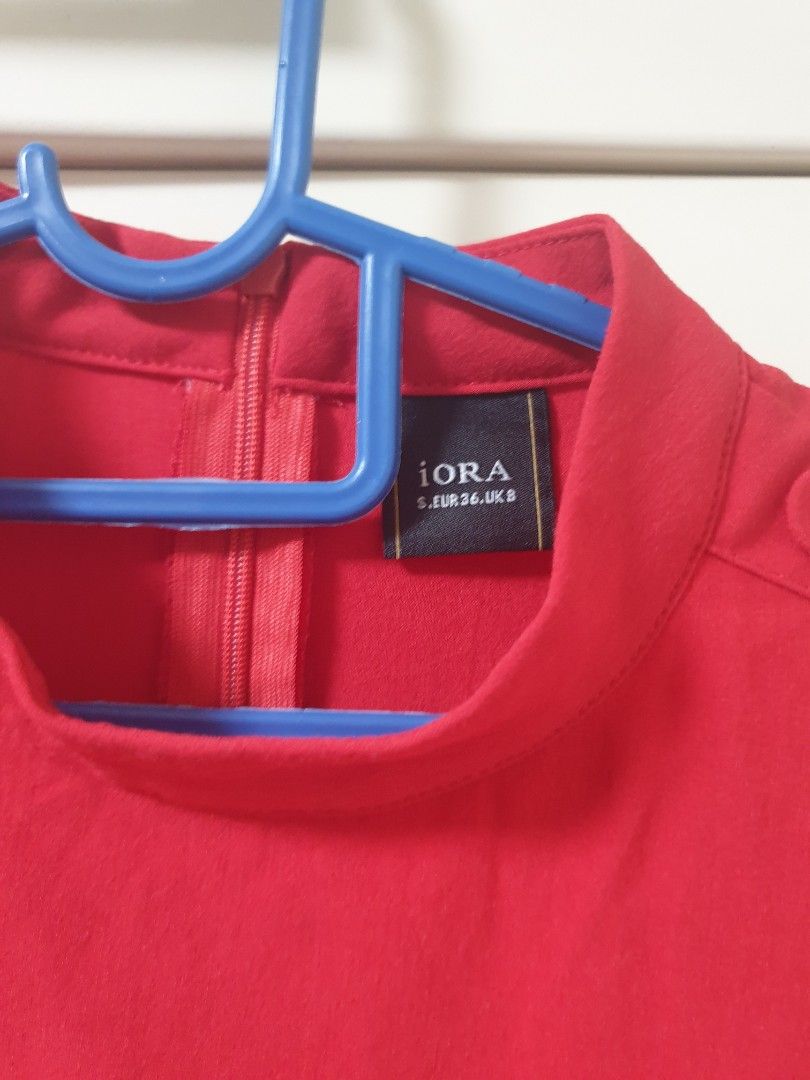 red high collar blouse