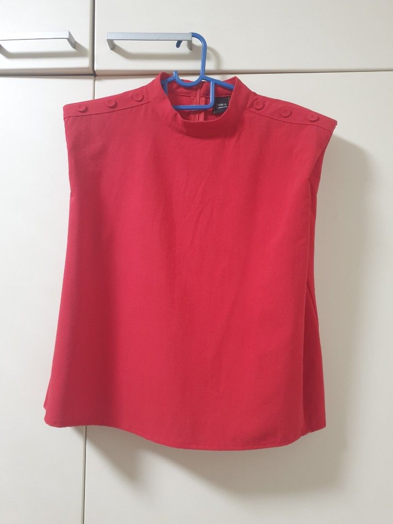 red high collar blouse