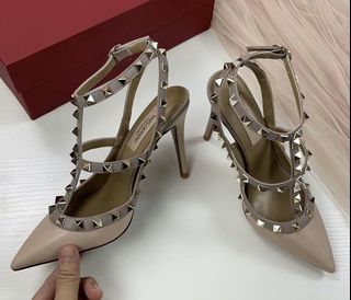 rockstud pumps in matte nude
