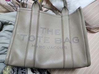 Marc Jacobs The Tote Bag - Medium / White, Luxury, Bags & Wallets on  Carousell
