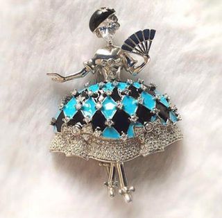 Vintage Chic Lady Brooch / Pendant