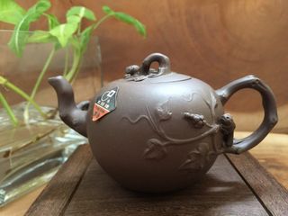 80年代末 早期宜兴紫砂一厂方圆牌 白标期紫泥丰收壶紫砂壶- （松鼠葡萄）